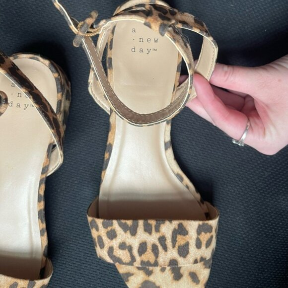 Leopard Print Open-Toed Heels 👠 🐆 - Picture 7 of 10